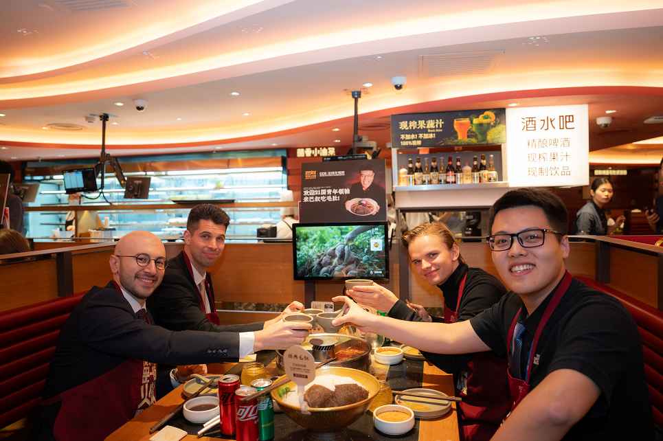 二十一国青年领袖齐聚北京 共品中国麻辣火锅文化盛宴